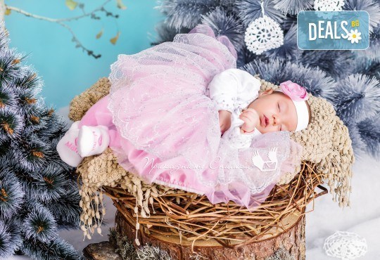 Бебешка и семейна фотосесия в студио с 12 обработени кадъра от Приказните снимки! - Снимка 19