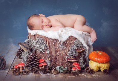 Бебешка и семейна фотосесия в студио с 12 обработени кадъра от Приказните снимки!