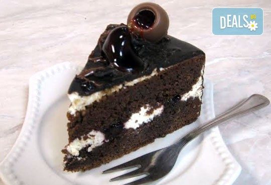 Голяма правоъгълна торта - шоколадова Кали с трюфели и цели ядки или Шоколадова с ягоди и коктейлни череши - 20 парчета от Сладкарница Орхидея - Снимка 2