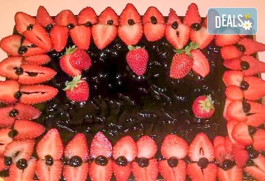 Голяма правоъгълна торта - шоколадова Кали с трюфели и цели ядки или Шоколадова с ягоди и коктейлни череши - 20 парчета от Сладкарница Орхидея - Снимка 4