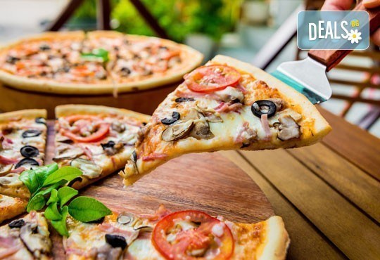 Обяд или вечеря в Ресторанти Златна круша! Две големи тънки пици или три малки тънки пици - Снимка 1