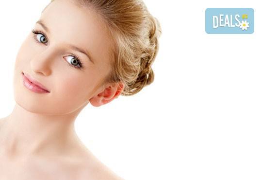 Неустоимо гладка кожа! Кола маска на ДВЕ зони по избор + оформяне на вежди в Салон за красота Swarovski - Снимка 2