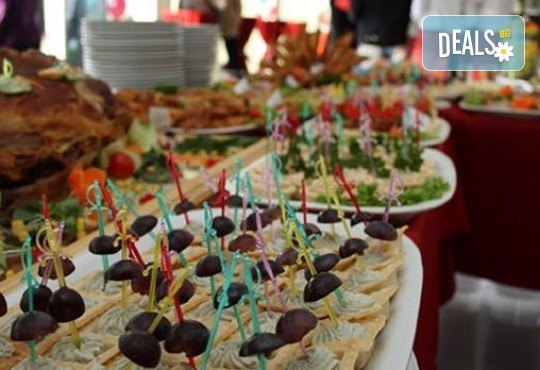 90 броя хапки с ароматен крем и пушена сьомга, прошуто, моцарела и чери домати и френски сирена от Густос Кетъринг! - Снимка 4