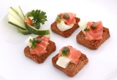 90 броя хапки с ароматен крем и пушена сьомга, прошуто, моцарела и чери домати и френски сирена от Густос Кетъринг!
