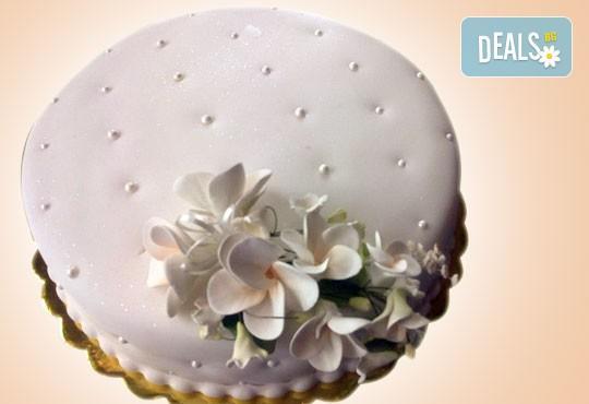 Празнична торта Честито кумство с пъстри цветя, дизайн сърце или златни орнаменти от Сладкарница Джорджо Джани - Снимка 21