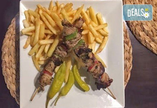Насладете се на традиционно българско меню - шопска салата и свински шишчета в ресторант MFusion, Варна! - Снимка 1
