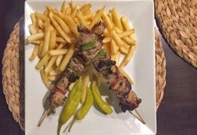 Насладете се на традиционно българско меню - шопска салата и свински шишчета в ресторант MFusion, Варна!