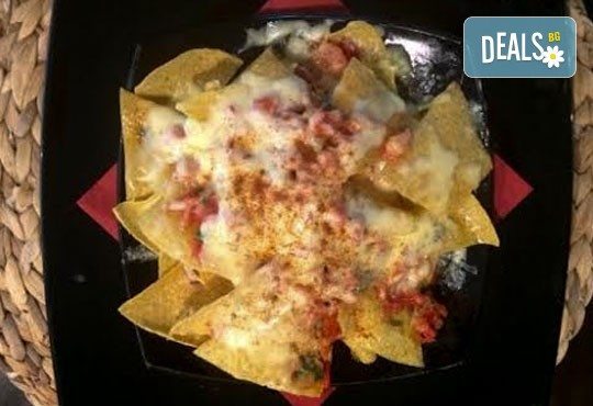 Апетитно мексиканско приключение с начос и чили кон карне в ресторант MFusion, Варна! - Снимка 2