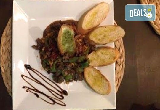 Апетитно мексиканско приключение с начос и чили кон карне в ресторант MFusion, Варна! - Снимка 1