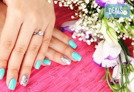 Красив и дълготраен маникюр с Shellac, сваляне на стар гел лак и 2 декорации в салон Професионален усет - Снимка 1