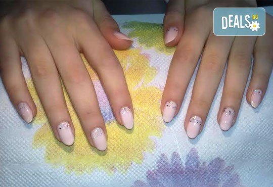 Красив и дълготраен маникюр с Shellac, сваляне на стар гел лак и 2 декорации в салон Професионален усет - Снимка 3