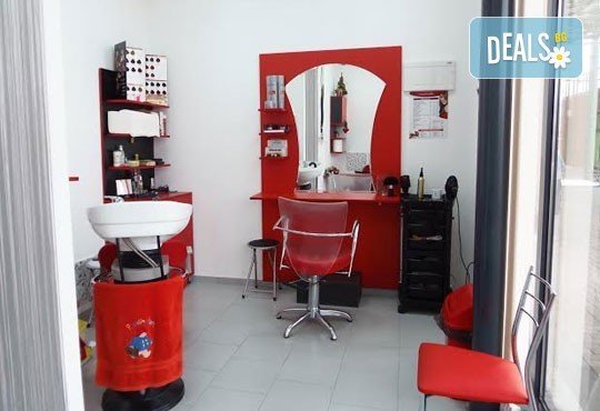 Поставете последния щрих от Вашия стил! Изящен класически маникюр с две декорации в салон Професионален усет - Снимка 6