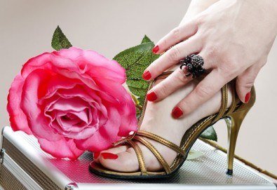 Маникюр и педикюр с лакове O.P.I. и UV топ лак за дълготраен блясък в салон за красота Роси!