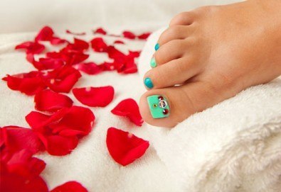 Бъдете модерни! Педикюр с гел лак Gelcolor OPI, 2 декорации и безплатно сваляне от салон за красотаи Роси!