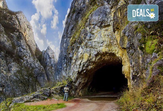 Разгледайте Власинско езеро, ждрелото на река Ерма, скалния параклис Св. Петка, Трън за ден с транспорт от Глобул Турс! - Снимка 1