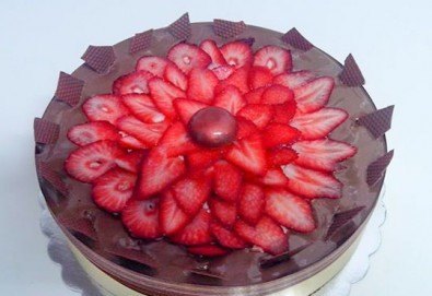 Заповядайте в Сладкарница Орхидея! Шоколадова торта с аеро шоколад, пресни ягоди, шоколадов мус и баварски крем за ценители!