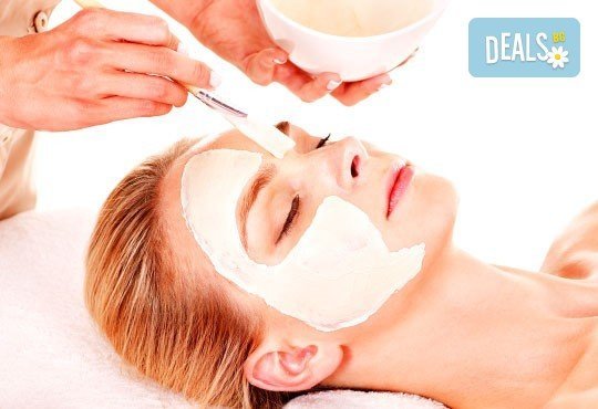 Красота на достъпна цена! Мануално почистване на лице + маска, пилинг и масаж в Салон за красота Swarovski - Снимка 1
