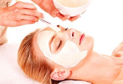 Красота на достъпна цена! Мануално почистване на лице + маска, пилинг и масаж в Салон за красота Swarovski