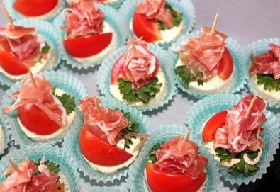 Малки кулинарни изкушения за щастливи мигове! 140 бр. хапки и бонус 50% отстъпка от сладките вкуснотийки на Мечо Фууд Кетъринг!