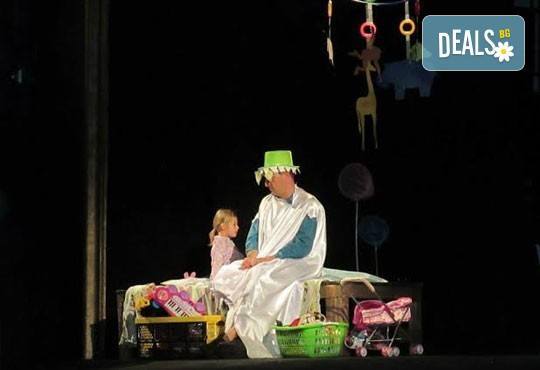 Два билета на цената на един за Любопитното слонче на 11.04. от 19ч, камерна сцена, театър Сълза и Смях - Снимка 1