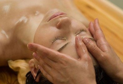Пълен релакс! Дълбоко релаксиращ болкоуспокояващ масаж на цяло тяло с топли билкови масла и подарък: масаж на скалп в луксозния Senses Massage & Recreation