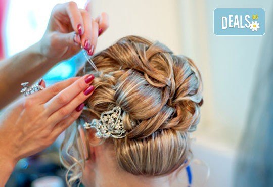 Вашата мечтана визия! Пробна прическа и абитуриентска прическа при стилист на Салон за красота Blush Beauty! - Снимка 1