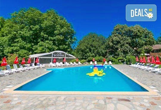 Почивка със семейството! Нощувка със закуска и ползване на открит басейн, детски кът, фитнес в Комплекс Фазанария до Пазарджик - Снимка 1