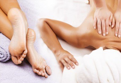 Лечебен масаж на гръб, кръст и масажна яка или лечебна зонотерапия на стъпала от салон за красота Мелани, Пловдив!