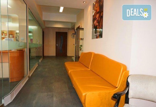 Лечебен масаж на гръб, кръст и масажна яка или лечебна зонотерапия на стъпала от салон за красота Мелани, Пловдив! - Снимка 5