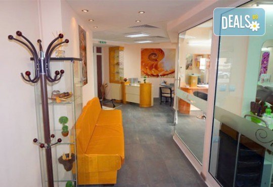 Лечебен масаж на гръб, кръст и масажна яка или лечебна зонотерапия на стъпала от салон за красота Мелани, Пловдив! - Снимка 7