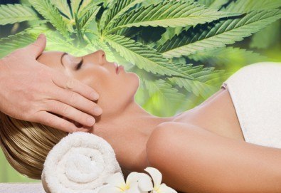 Отпуснете се с 30 масаж на гръб и рамене или 60-минутен цялостен масаж с олио и марихуана от Royal Beauty Center!