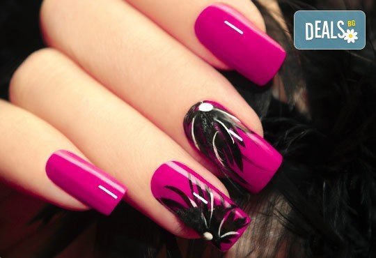 Прекрасни ръце! Дълготраен маникюр с гел лак SNB и две рисувани арт декорации в новото студио Chocolate & Beauty! - Снимка 1
