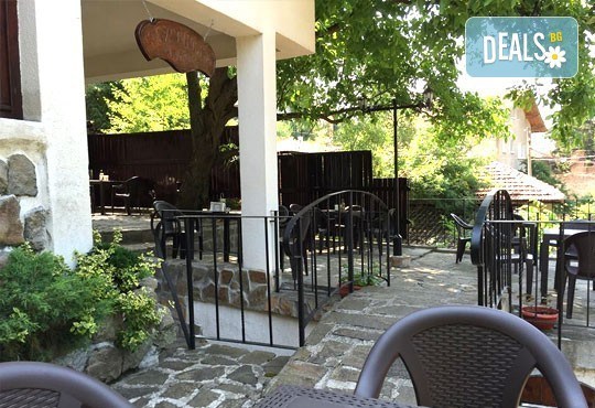 Разходете се до кв. Владая и хапнете вкусно! Пържола с гарнитура, заек по ловджийски или киевски котлет от клуб-ресторант Каменело! - Снимка 7