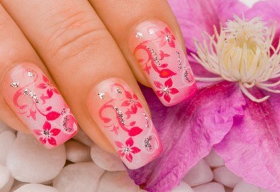 Добавете акцент във визията си - красив маникюр с гел лак Cuccio или Bluesky и 4 рисувани декорации в салон Golden Angel!