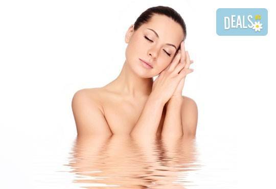 За суха и дехидратирана кожа! Масаж на лице, деколте и шия в студио за красота Дежа Вю, Студентски град! - Снимка 1