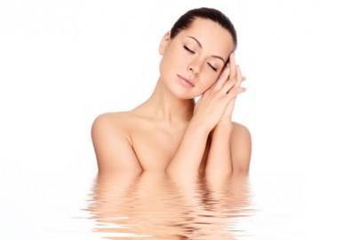 За суха и дехидратирана кожа! Масаж на лице, деколте и шия в студио за красота Дежа Вю, Студентски град!