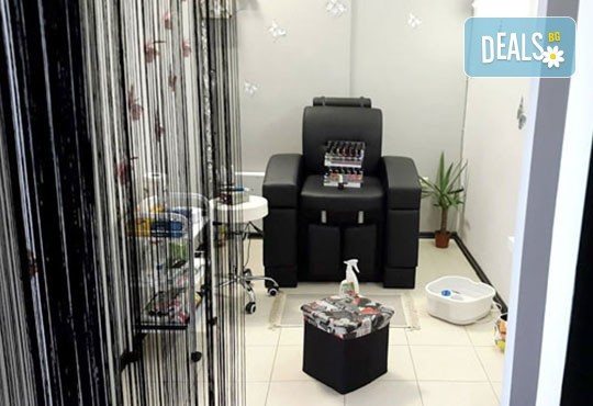 За суха и дехидратирана кожа! Масаж на лице, деколте и шия в студио за красота Дежа Вю, Студентски град! - Снимка 4