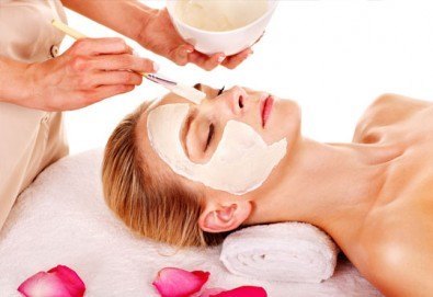 Мануално почистване на лице + ексфолираща терапия, терапия с маска в Салон Blush Beauty