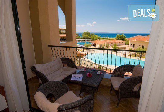 На море в Гърция през юни или септември в хотел Village Mare 4*, Халкидики! 5/7 нощувки на база All inclusive, ползване на басейн! - Снимка 13