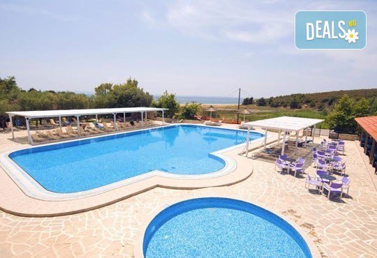 На море в Гърция през юни или септември в хотел Village Mare 4*, Халкидики! 5/7 нощувки на база All inclusive, ползване на басейн! - Снимка 16