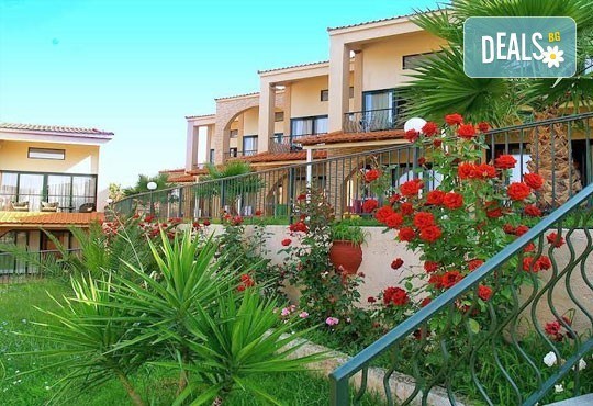 На море в Гърция през юни или септември в хотел Village Mare 4*, Халкидики! 5/7 нощувки на база All inclusive, ползване на басейн! - Снимка 11