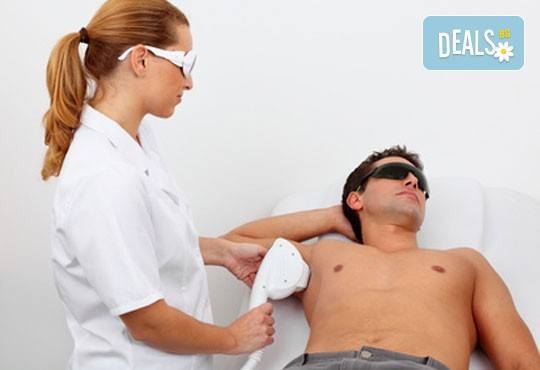 За перманентно гладка кожа! Е-Light фотоепилация на зона по избор за жени и мъже в студио Magnifico! - Снимка 2