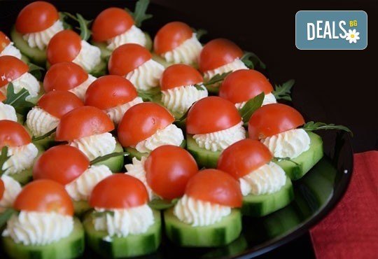 Вкусни солени хапки с чери домати, моцарела, топено сирене, кашкавал и пуешко филе за Вашия празник от Кетъринг София! - Снимка 1