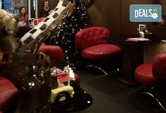 Уникално вкусна и красива торта - богата мозайка от плодове, с нежен баварски крем и ароматни бутер платки от Виенски салон Лагуна! - Снимка 9