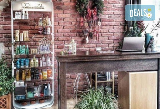 Неустоим тен с карта за 30 или 60 минути вертикален турбо солариум в Салон за красота Maxima, Пловдив! - Снимка 5