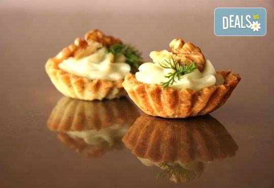 120 вкусни и разнообразни мини еклери, тарталети и хапки с филе Елена, моцарела, суджук, пастърма, шунка, микс сирена и още от Кетъринг София! - Снимка 3