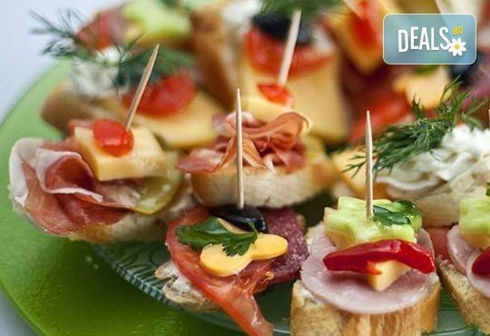 120 вкусни и разнообразни мини еклери, тарталети и хапки с филе Елена, моцарела, суджук, пастърма, шунка, микс сирена и още от Кетъринг София! - Снимка 1