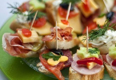 120 вкусни и разнообразни мини еклери, тарталети и хапки с филе Елена, моцарела, суджук, пастърма, шунка, микс сирена и още от Кетъринг София!