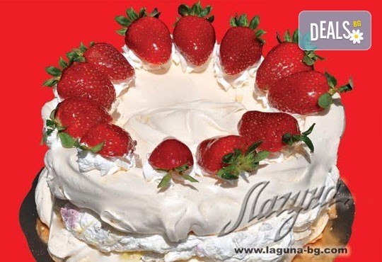 С нежен вкус на целувка! Хрупкава бяла торта с целувки или торта Орехова целувка от сладкарница Лагуна! - Снимка 1