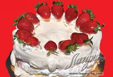 С нежен вкус на целувка! Хрупкава бяла торта с целувки или торта Орехова целувка от сладкарница Лагуна!